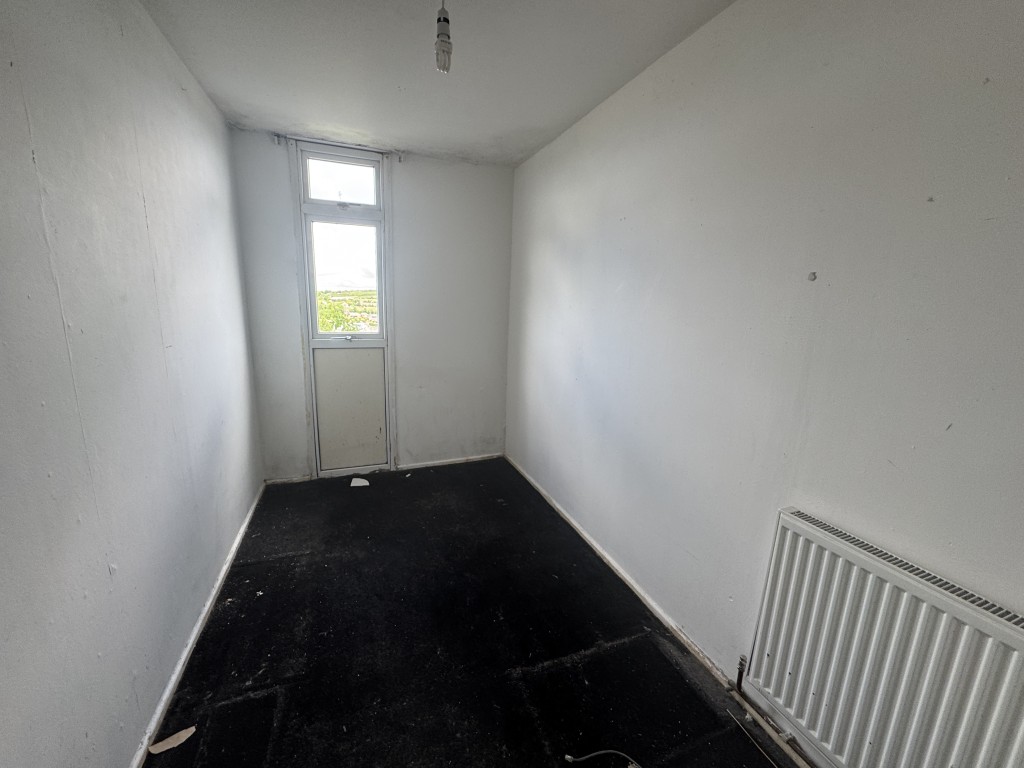 Lot: 186 - MID-TERRACE HOUSE FOR IMPROVEMENT - Bedroom three